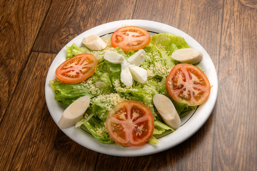 Salada com mussarela de búfala, palmito e parmesão