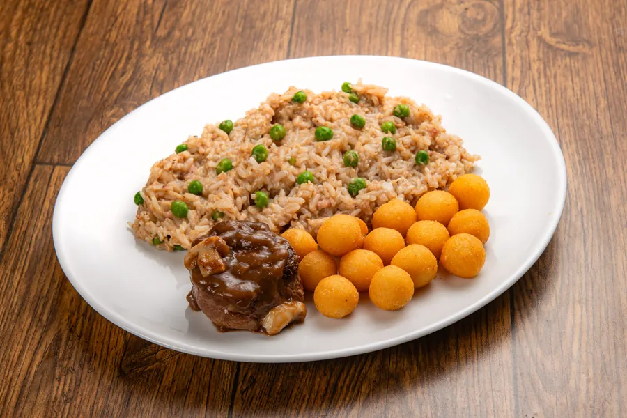 Medalhão de filé mignon com risoto piemontês e batata noisette