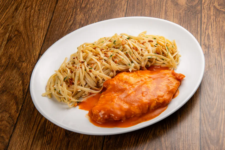 Parmegiana gratinada ao molho com talharim ao alho e óleo